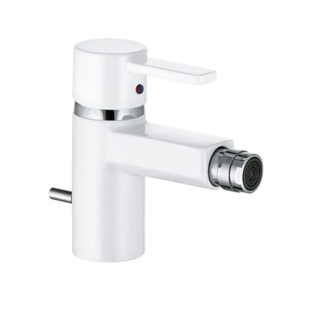 Weißer Kludi Bidet-Aufsatz mit chromfarbener Armatur und einem Handgriff zur Wasserregulierung. Der Auslauf ist mit einem Strahlregler ausgestattet.